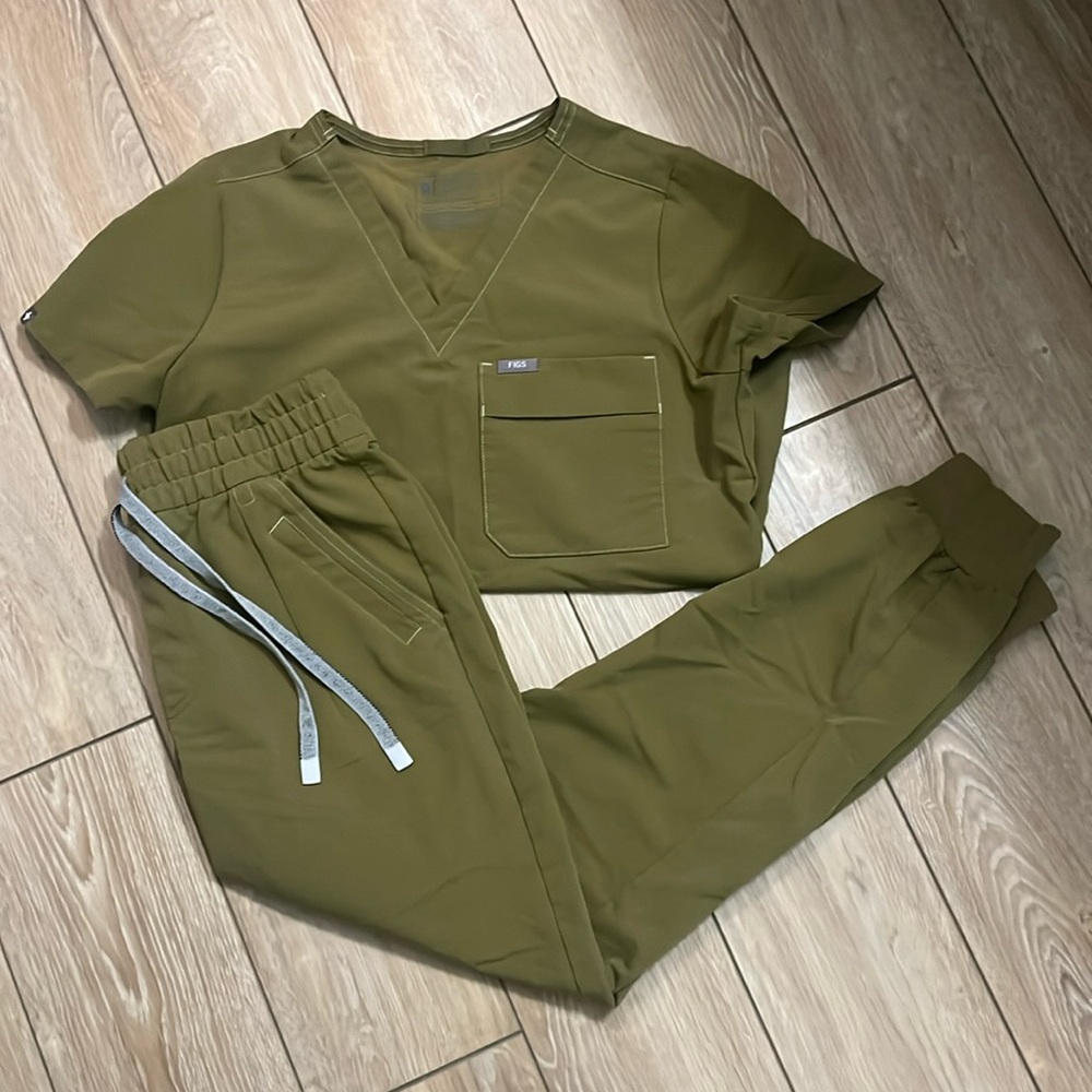 Figs Martini Olive Cargo Scrub Set